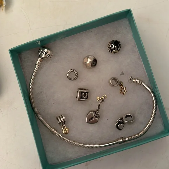Pandora charm bracelet with 8 available charms - Picture 5 of 10